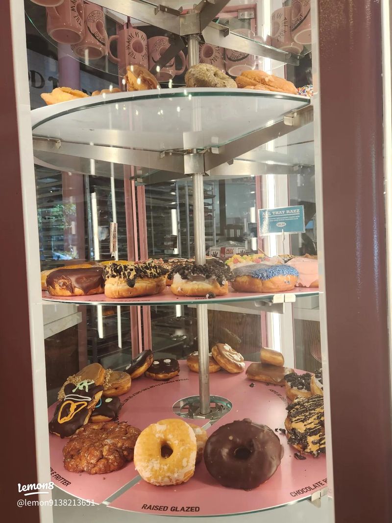 Overhyped Donut Shops In St Charles IL That Don't Live Up To The Buzz - Decor Hint Golden Glaze