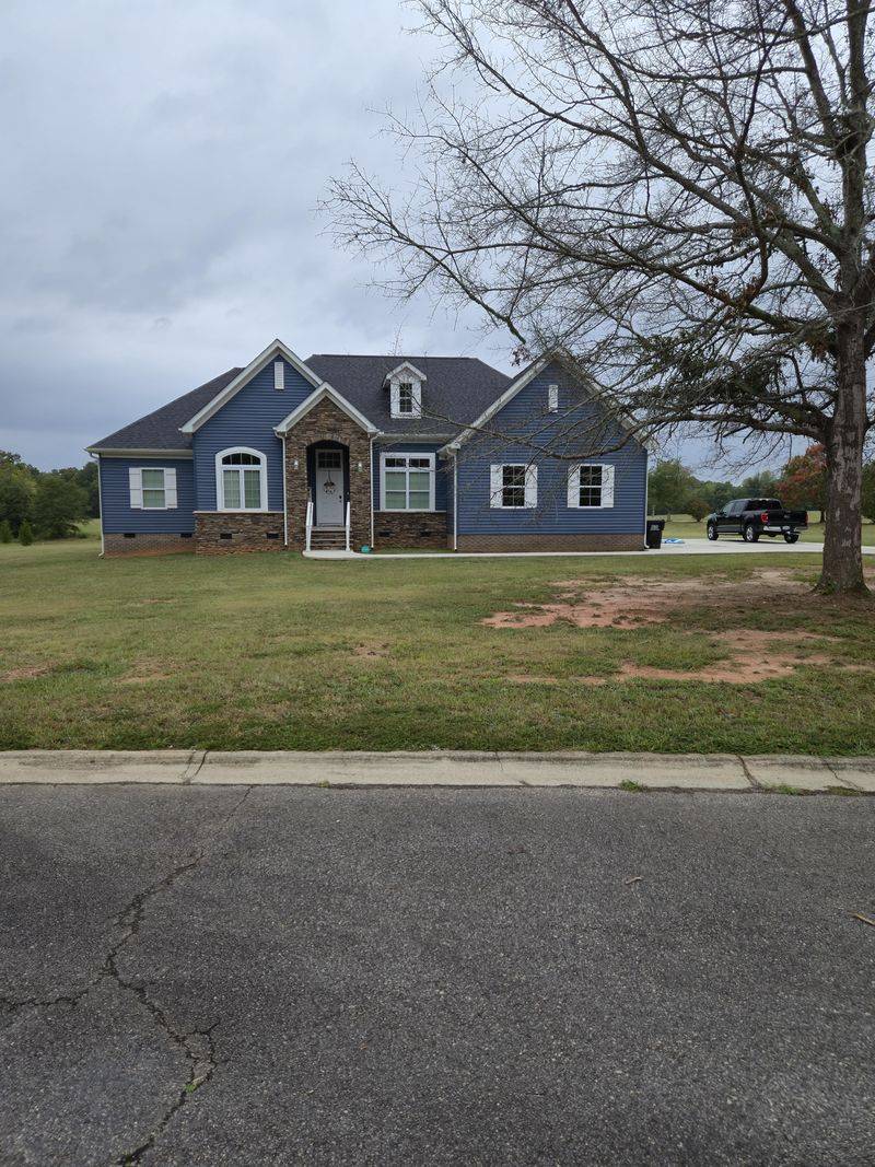 12 Arkansas House Styles That Might Not Stand The Test Of Time - Decor Hint Cookie-Cutter Vinyl-Sided Ranches