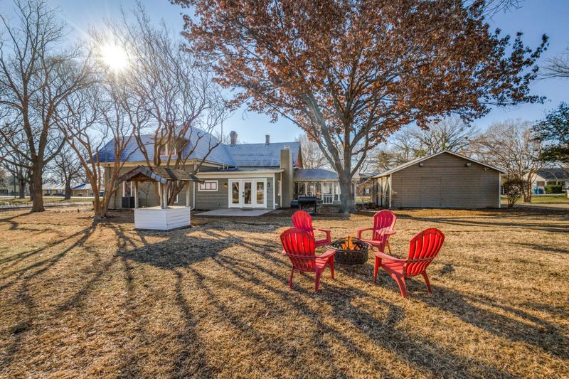 Inside A Texas Victorian Revival Brimming With Color, Charm, And Character - Decor Hint Exterior & Grounds