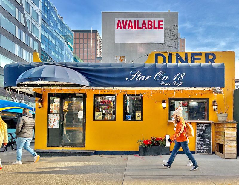 16 New York Diners Where Comfort Food Is Always On The Table - Decor Hint Star On 18 - New York City