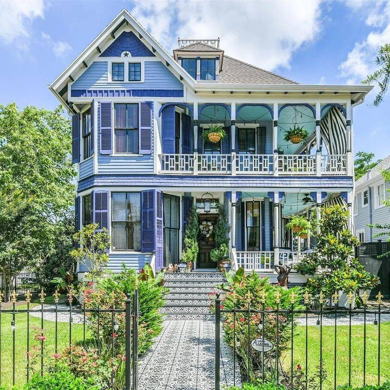 Georgia Home Designs That Could Drop In Value Faster Than You Expect - Decor Hint Homes With Unique Or Unpopular Architectural Features
