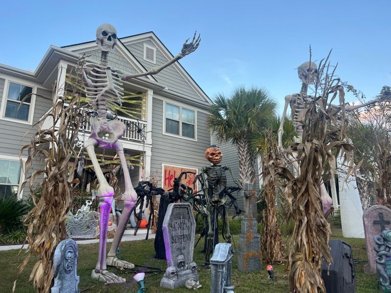 Texas Woman's Brilliant Budget Halloween Décor Idea Is Going Viral - Decor Hint Neighbors Respond With Enthusiasm