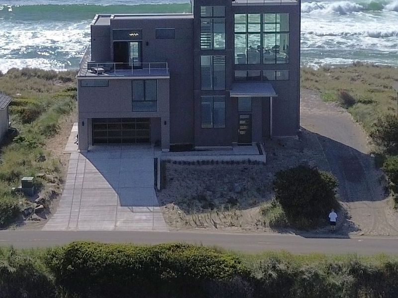 Beachside Oregon Cottages That Stay Stylish No Matter How Hard The Wind Blows - Decor Hint Gleneden Beach's Glass and Steel Pavilion
