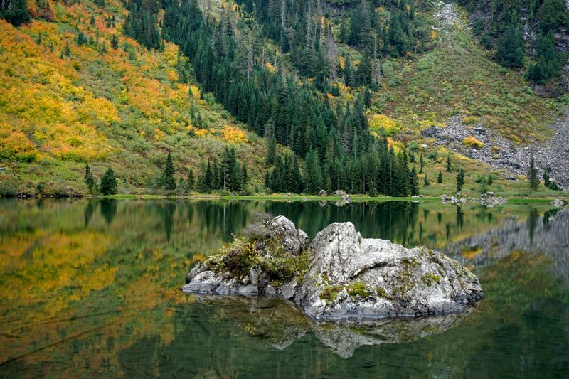 Must Try Beginner Trails In Washington For The Perfect Fall Getaway - Decor Hint Heather Lake Trail