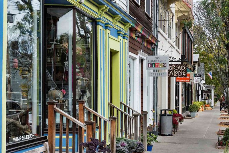 20 Cozy Fall Dates In New York's Most Enchanting Places - Decor Hint Stroll The Streets Of Rhinebeck With Seasonal Treats