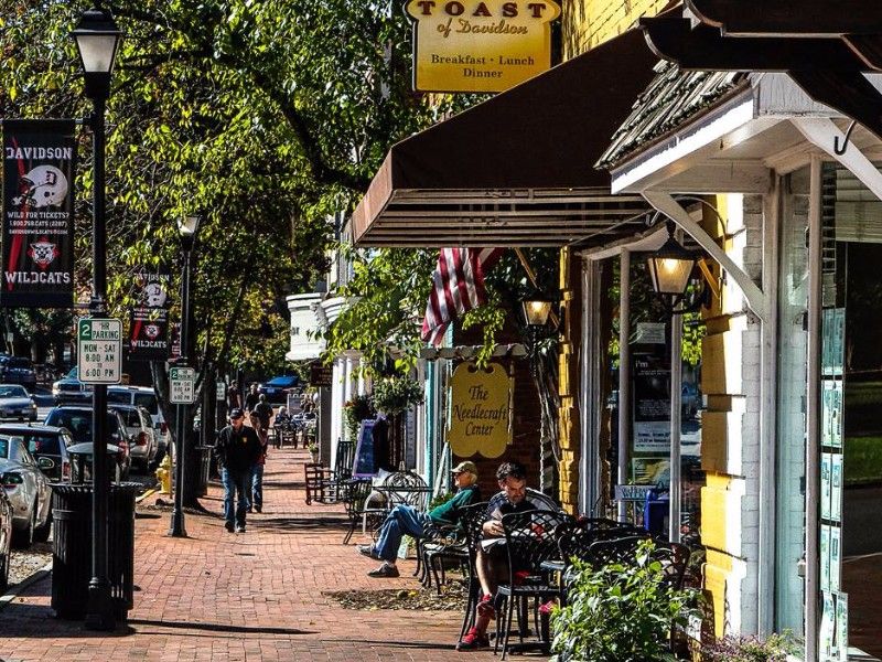 12 Reasons North Carolina's Mountain Towns Are The Perfect Peaceful Escape - Decor Hint Small-Town Charm That Welcomes Strangers Like Friends