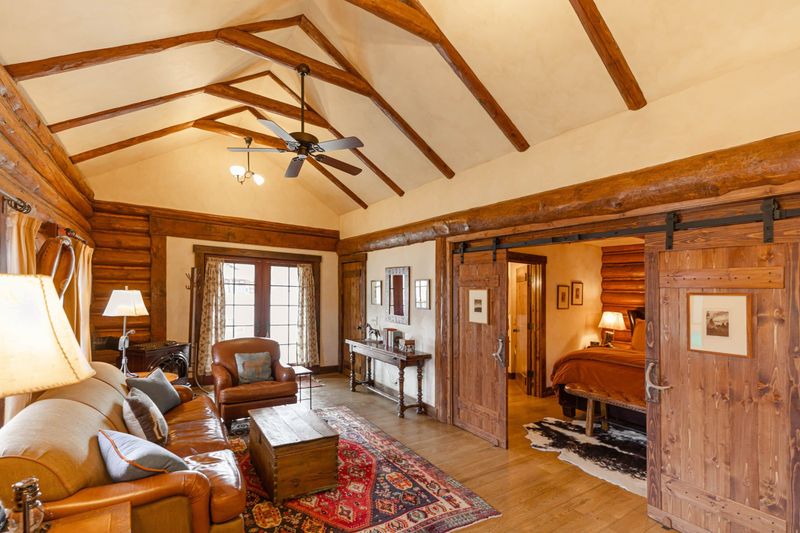 The Worn Leather Armchairs In Montana Homes That Locals Swear Never Go Out Of Style - Decor Hint Cabin Chic With Warm Woods And Supple Leather Chairs