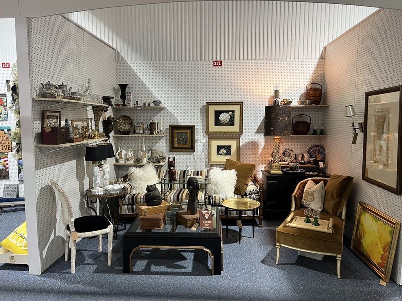 This Huge Antique Mall In Indiana Has Treasures So Unique, You'll Want A Second Truck - Decor Hint Vintage Furniture, Rare Collectibles, And Hidden Gems