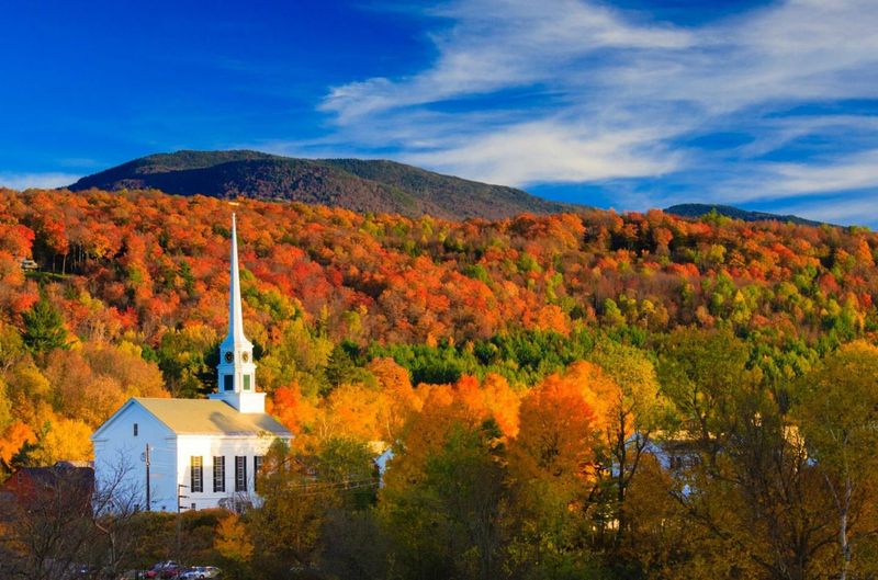 Peaceful Fall Getaways In Vermont Where You Can Actually Enjoy The Colors - Decor Hint Stowe Recreation Path Along the Little River