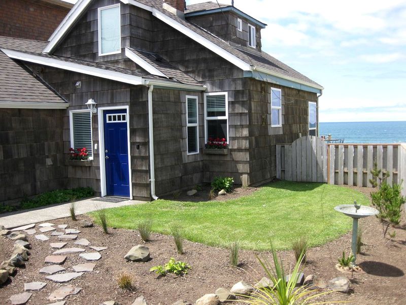 Beachside Oregon Cottages That Stay Stylish No Matter How Hard The Wind Blows - Decor Hint Seaside's Vintage Beach Bungalow