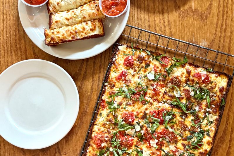 12 Restaurants Oregon Locals Keep Close To The Chest - Decor Hint Prettyboy Pizza