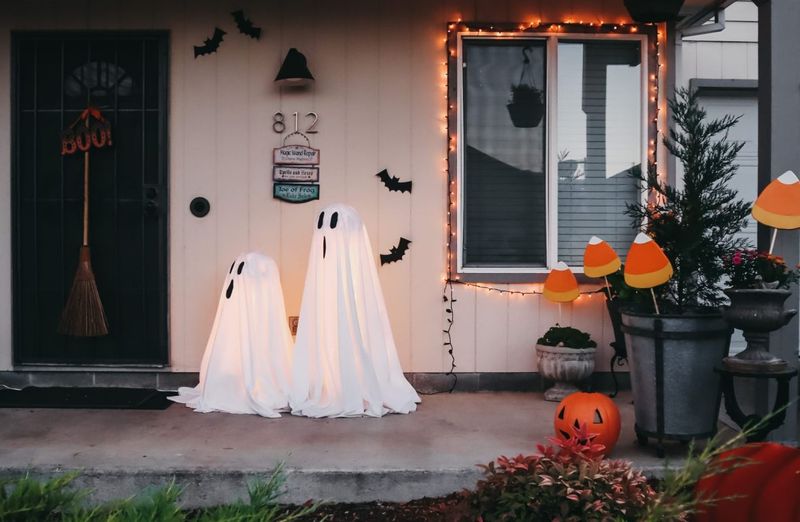 Texas Homeowners Go All Out With These Creepy Yard Displays - Decor Hint Glowing Ghost Army
