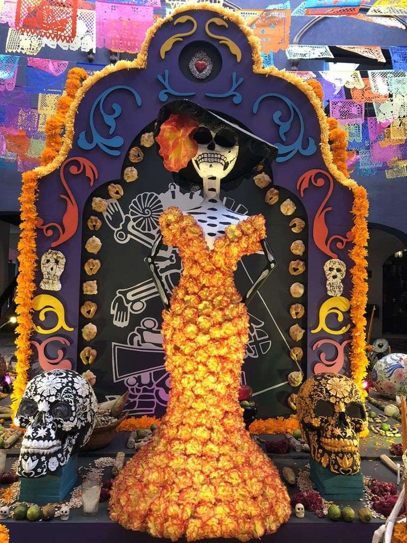 12 New Mexico Halloween Displays That Wow Every Neighborhood - Decor Hint Day Of The Dead Outdoor Altar And Decorations