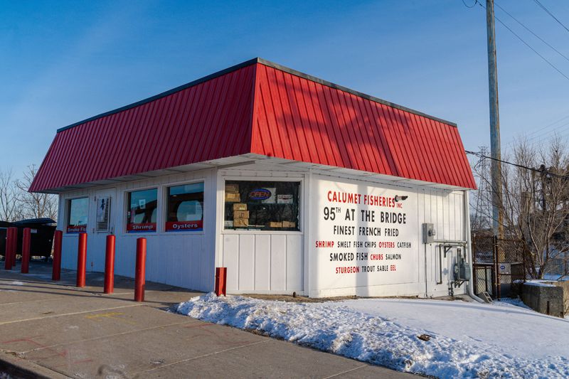 10 Illinois Seafood Restaurants Only Locals Really Know About - Decor Hint Calumet Fisheries