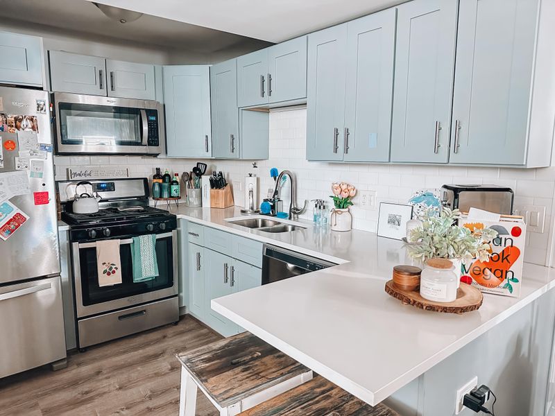 14 Kitchen Design Flaws Ohio Homebuyers Try To Avoid - Decor Hint Cluttered Countertops