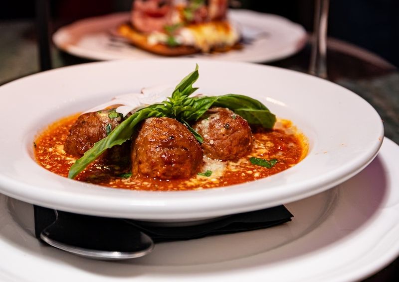 16 Kentucky Chains Where The Spaghetti & Meatballs Get A Well-Earned Standing Ovation - Decor Hint Vincenzo's Louisville