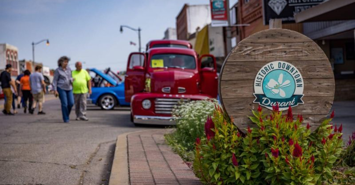 16 Oklahoma Lake Towns Suddenly Swarmed By Out Of Towners - Decor Hint