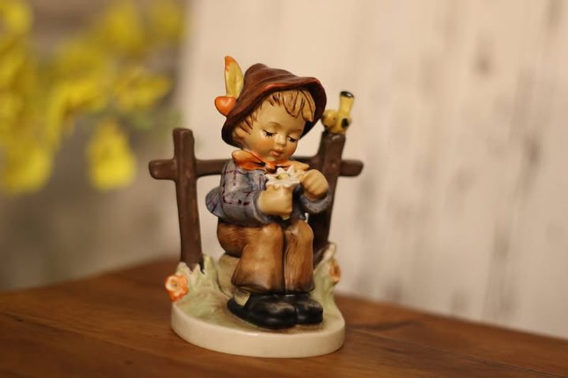 17 New York Collectibles Market Shifting – 7 Items Already Losing Serious Value - Decor Hint Hummel Figurines