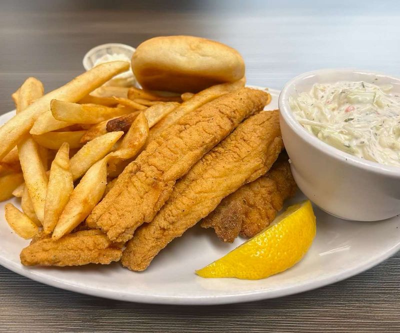 22 Mississippi Spots Serving The Friday Fish Fry Locals Crave Most - Decor Hint Berry's Seafood and Catfish House