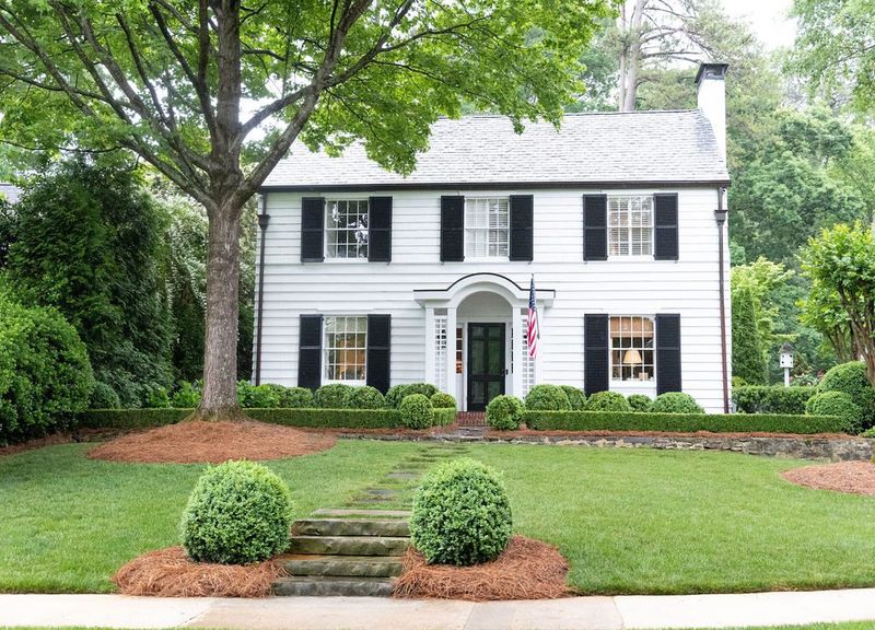 5 Atlanta Home Styles Losing Appeal And 7 Buyers Are Chasing - Decor Hint Traditional Colonial Homes
