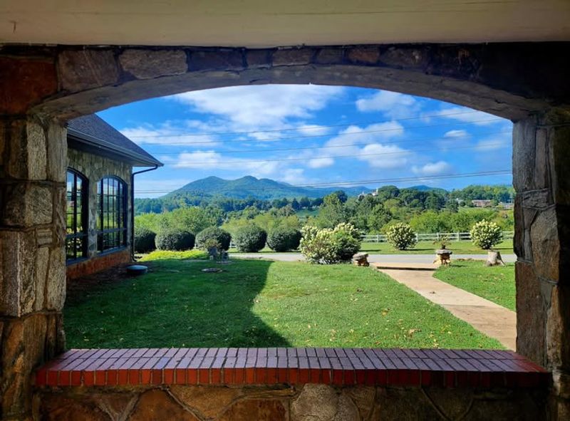 The Georgia Buffet So Delicious Locals Visit Every Weekend - Decor Hint Blue Ridge Mountain Views On Every Side