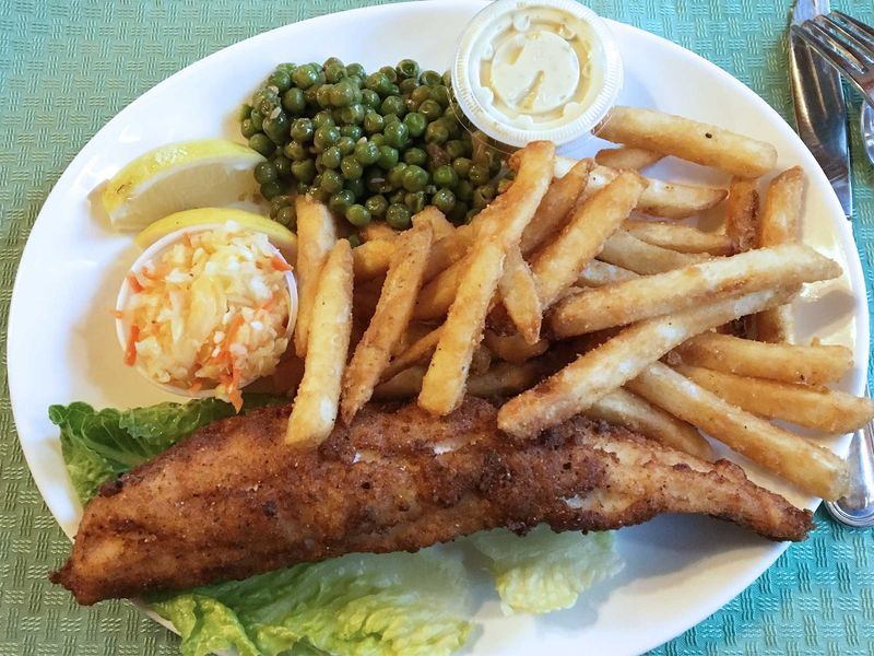 Minnesota Restaurants Bringing A Taste Of The Shoreline Up North - Decor Hint Whitefish Bay Tavern