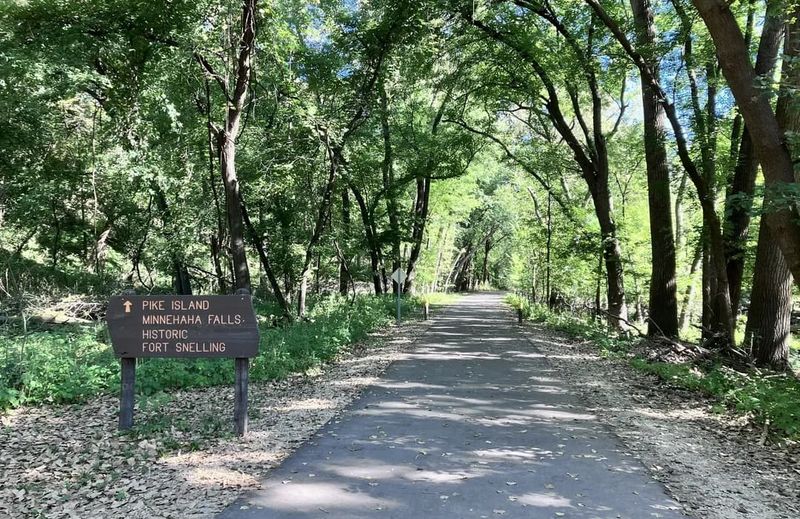 Minnehaha Trail