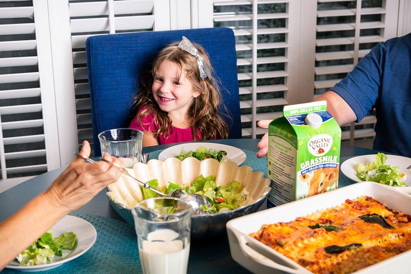 20 Old-School New York Table Habits Kids Today Wouldn't Believe - Decor Hint Milk Or Water Only