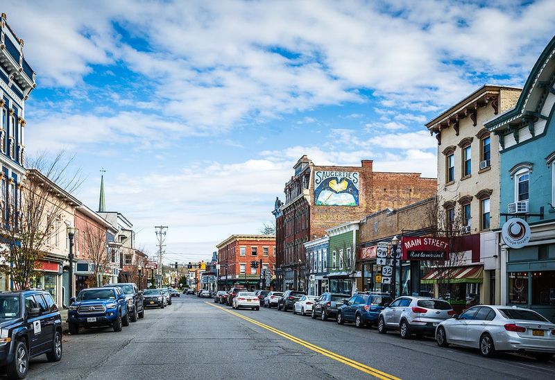 30 Charming Small Towns Across New York You'll Want To Visit - Decor Hint Saugerties