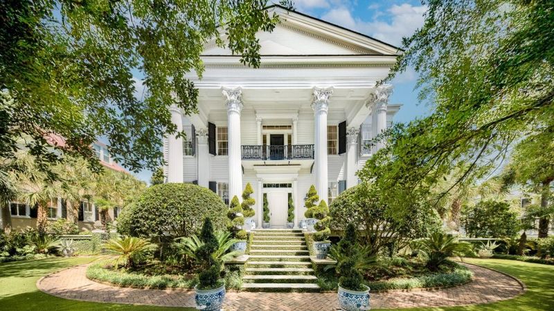 26 Reasons Charleston Might Be The South's Most Captivating City - Decor Hint Antebellum Mansions Showcasing Architectural Grandeur