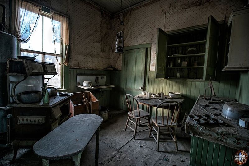 Residential Homes With Original Furnishings