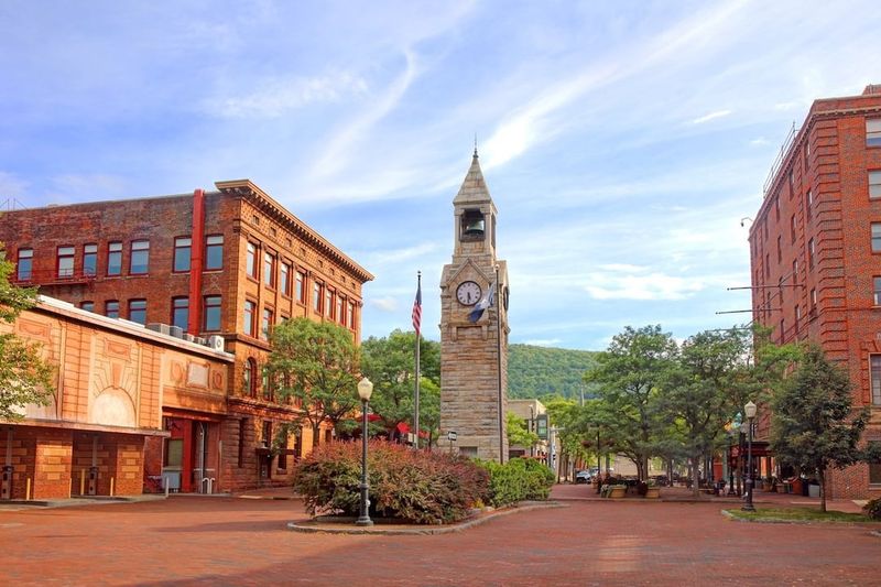 30 Charming Small Towns Across New York You'll Want To Visit - Decor Hint Corning
