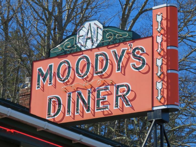 10 Maine Hidden Restaurants That Never Advertise Yet Stay Packed - Decor Hint Moody's Diner