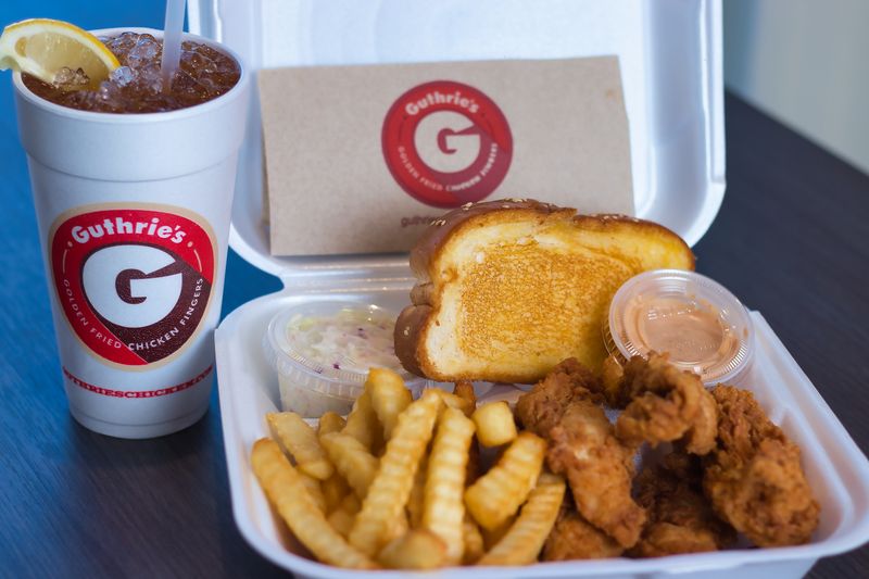 Fried Chicken Adventures In Memphis You Can't Miss - Decor Hint Guthrie's