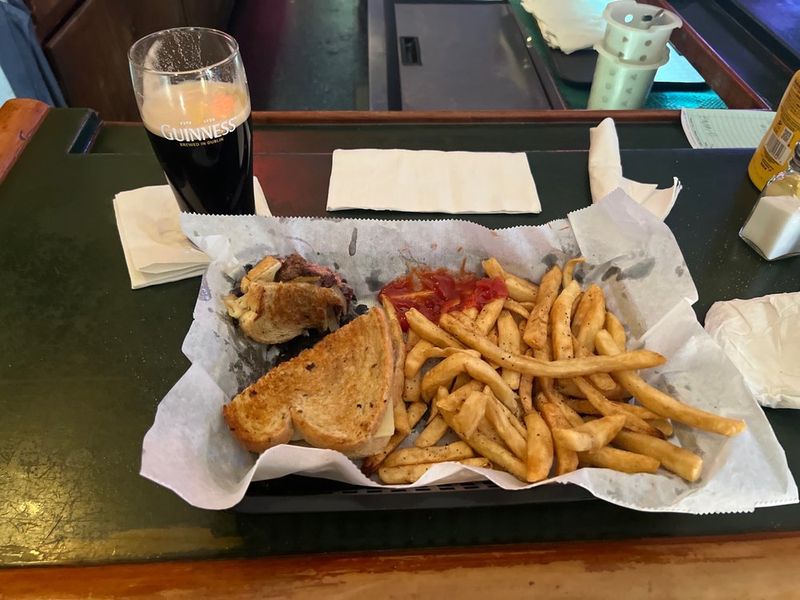 Ohio Restaurants Known For Their Perfectly Fried Fish - Decor Hint Slyder's Tavern