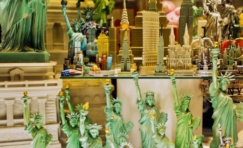 22 New York Tourist Traps Every Local Knows To Avoid (Here's What To Do Instead) - Decor Hint Souvenir Hawkers Near Landmarks