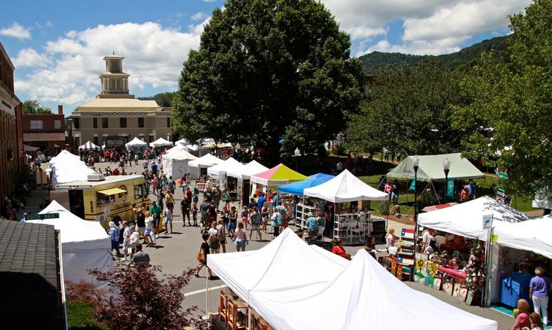 18 Charming North Carolina Festivals Showcasing The State's Handmade Spirit - Decor Hint Mount Mitchell Crafts Fair