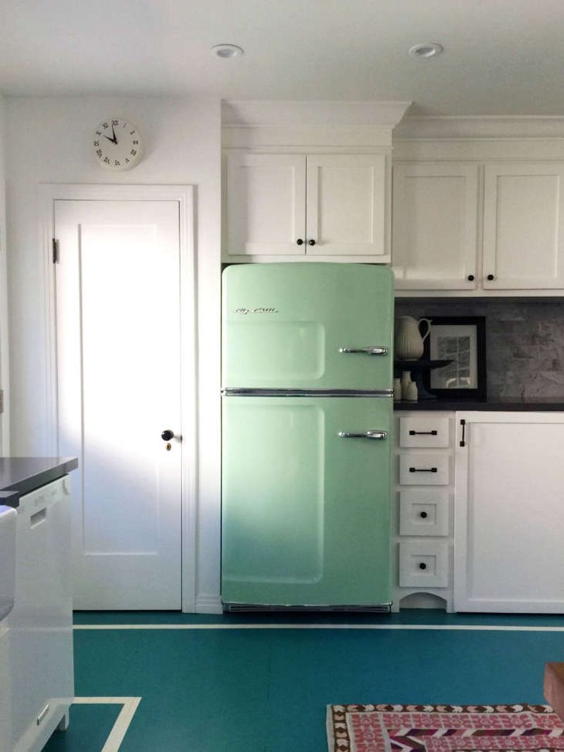 California Homeowners Embrace These Vintage Kitchen Trends In 2026 - Decor Hint Colorful Vintage Refrigerators