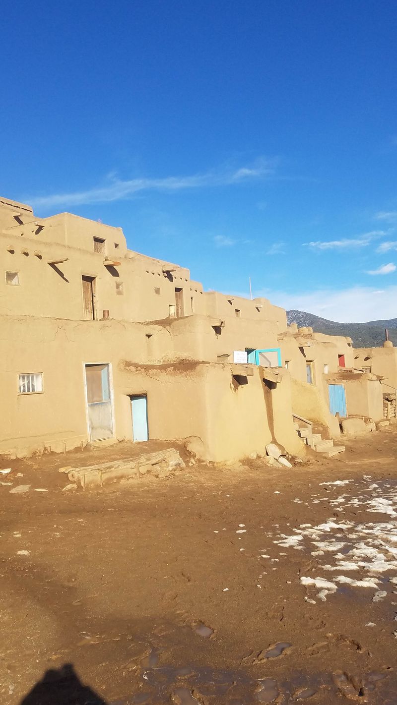 Funny Things Travelers Do In New Mexico That Locals Love To Tease - Decor Hint Slathering On Sunscreen Like You're Frosting A Cake
