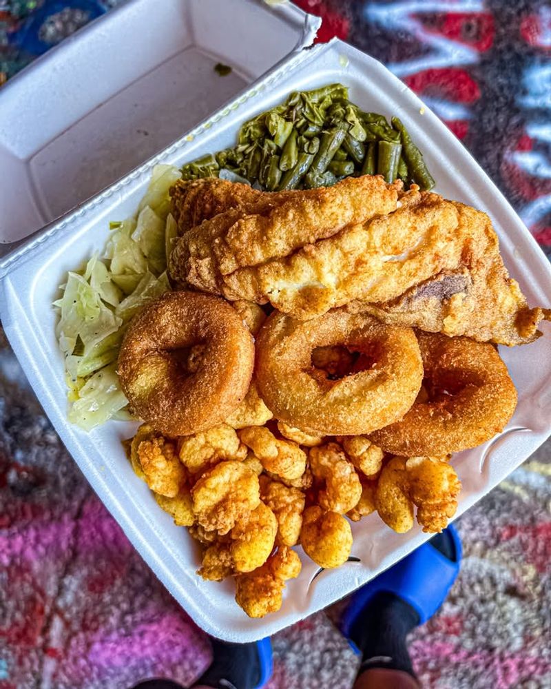 The North Carolina Diner Where Fried Fish Outsells Everything Else - Decor Hint Menu Expansion On The Horizon