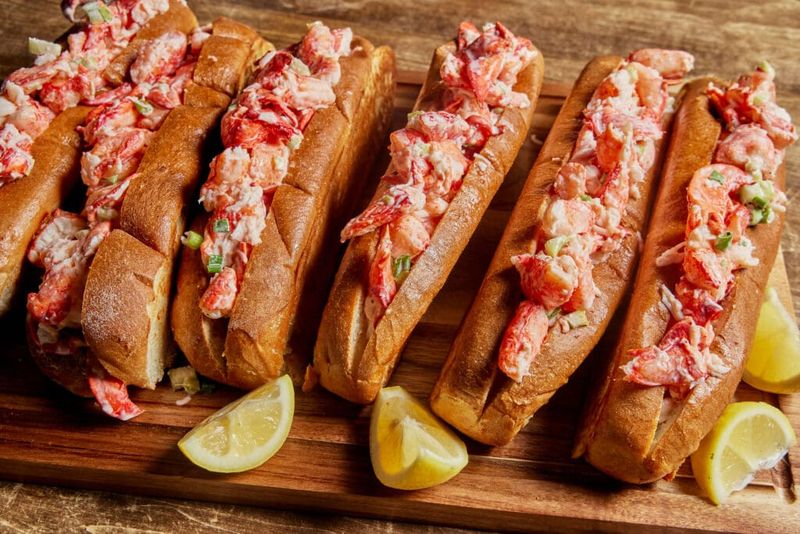 Illinois Lobster Roll Spots Delivering Coastal Flavor In The Midwest - Decor Hint Legal Sea Foods Chicago