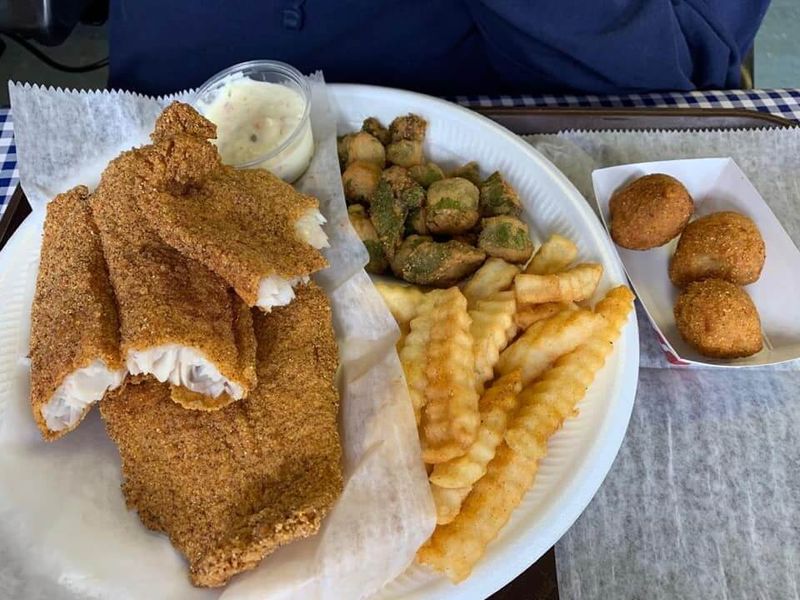 20 Tennessee Spots Frying Fish The Old-School Way Every Friday - Decor Hint Boatyard Grill