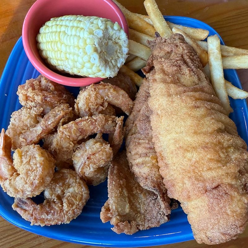 18 South Carolina Fried Fish Spots Locals Swear By For True Lowcountry Flavor - Decor Hint Gilligan's Seafood Restaurant – Charleston & Beaufort
