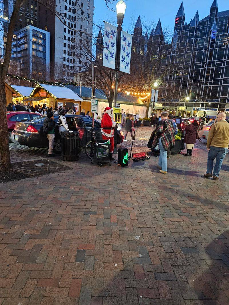 Pennsylvania's Festive Side: Bethlehem Lights And Philly Markets - Decor Hint Live Entertainment Creates Festive Atmosphere