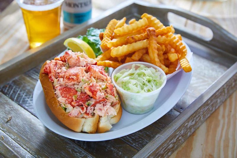 New York Seafood Shacks Only Locals Know For Authentic Seaside Taste - Decor Hint The Lobster Roll