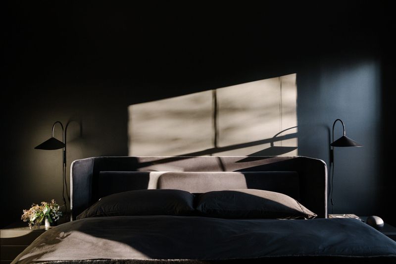 22 Bedroom Traits That Could Make Buyers Hesitant - Decor Hint Lack Of Natural Light