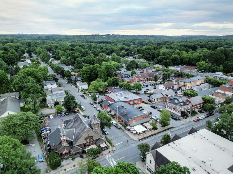30 Charming Small Towns Across New York You'll Want To Visit - Decor Hint Rhinebeck