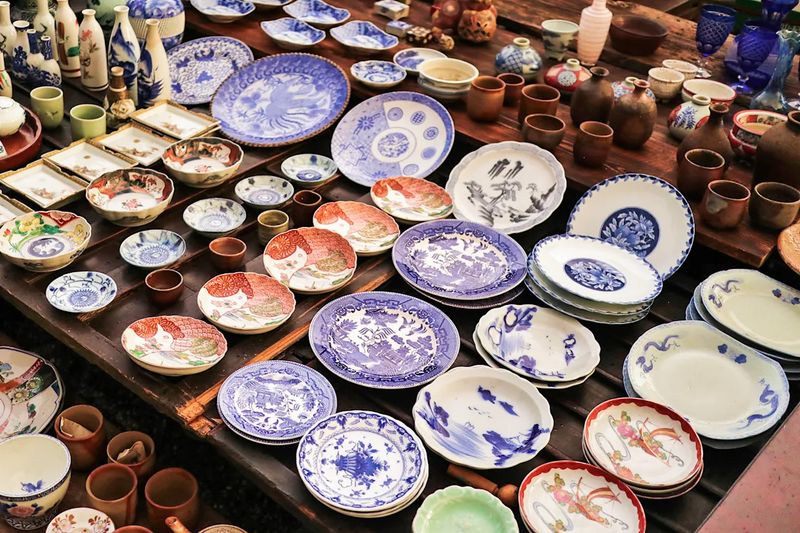 7 Indiana Collectibles Losing Value Fast While 4 Are Now Almost Worthless - Decor Hint Collector Plates