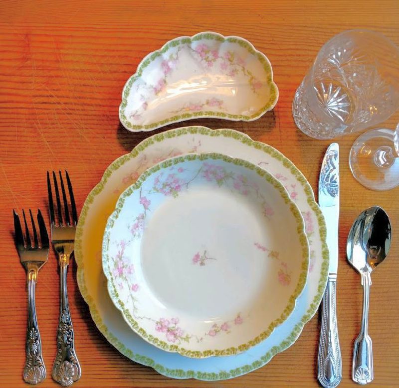 23 Forgotten California Dinner Etiquette Traditions That Defined The Swinging Sixties - Decor Hint Clearing Plates Only When Everyone Finished