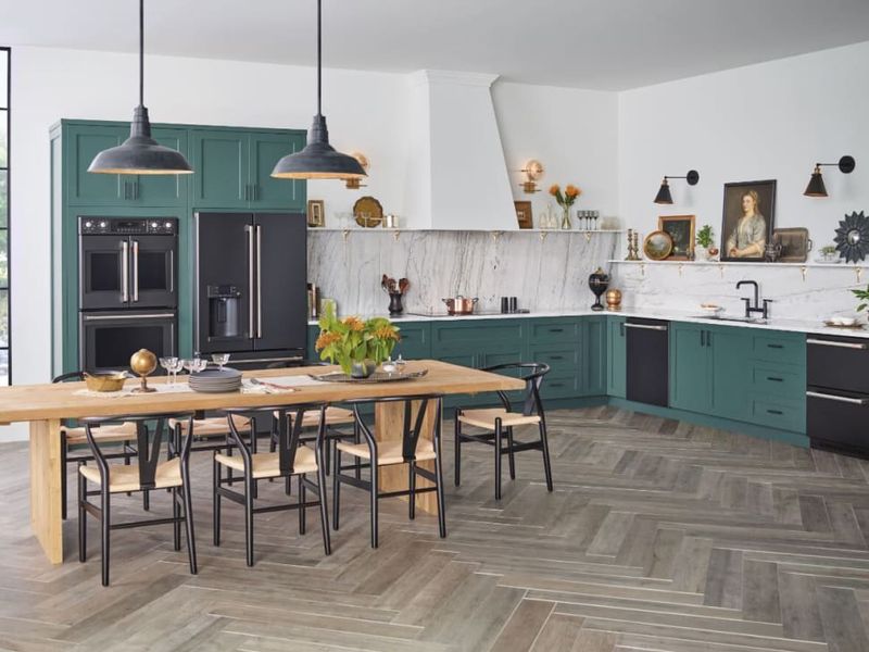 Avoid These 9 Common Mistakes In Wisconsin Kitchens, And Try These 9 Stylish Alternatives - Decor Hint Coordinated Stainless Or Matte Black Appliances